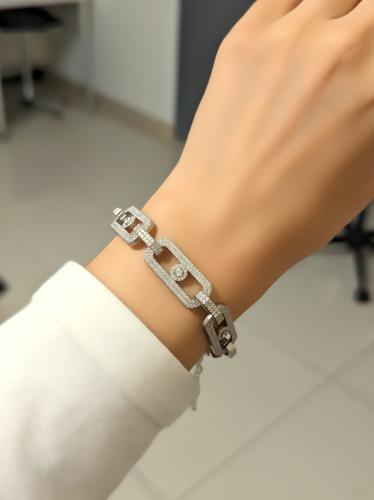 اسورة فضية لإطلالة اكثر فخامة