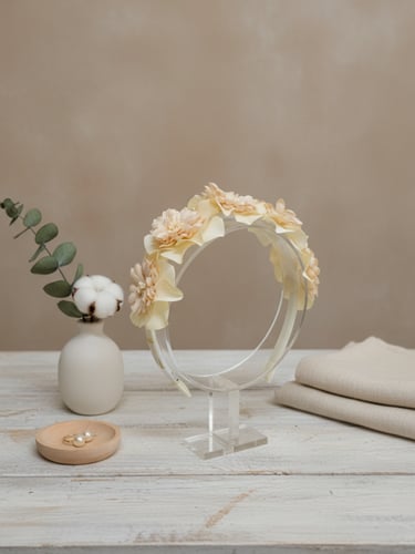 طوق ورد مصمم يدوياً باللون المشمشي