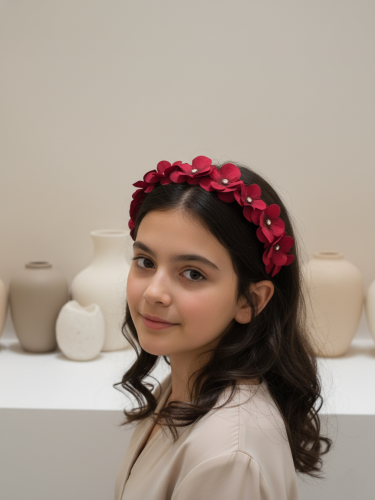 طوق ورد أحمر صغير - تصميم راقي لإطلالة كلاسيكية