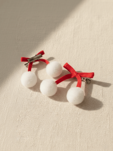 زوج من مشابك الشعر الصغيرة