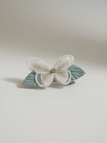 مشبك الفراشة اللامعة