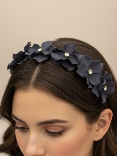 طوق شعر باللون الأسود وورود اصطناعية