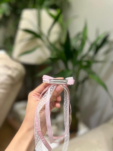 بنسة على شكل فيونكة بألوان متعددة