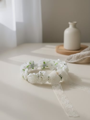 طوق ورد أبيض عقال بشرايط من الدانتيل