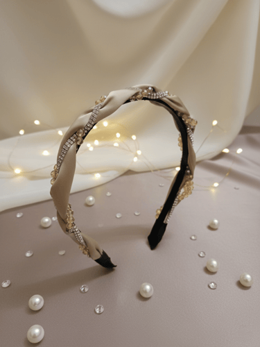 تاج من الكرستال والقماش