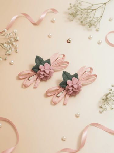 زوج من مشابك الشعر بتصميم الورد