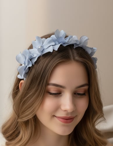 طوق شعر بتصميم ورد الاصطناعي باللون الرمادي