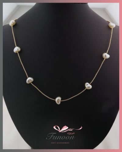 قلادة مميزة ، مناسبة للإطلالات الكلاسيكية