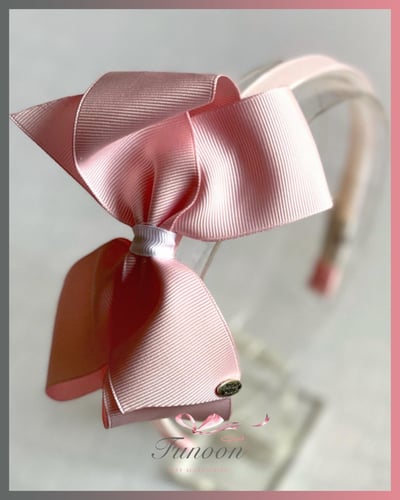 أطواق مدرسية بشكل فيونكة متعددة الألوان