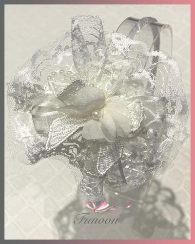 طوق من الدانتيل المزموم مزين بالورد و اللولو