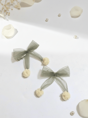 زوج من مشابك الشعر بألوان متعددة