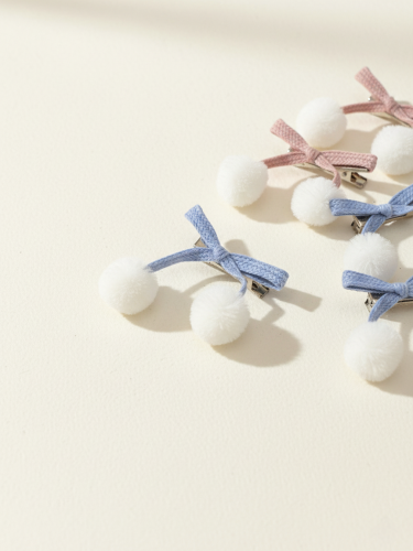 زوج من مشابك الشعر الصغيرة