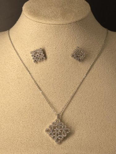 طقم فضي بتصميم هندسي مميز