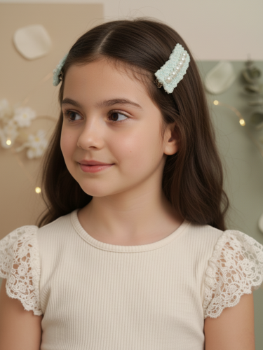 زوج من مشابك الدانتيل