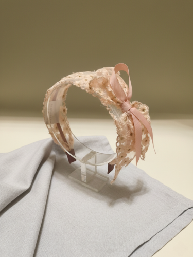 طوق يدوي الصنع بتصميم فيونكة جانبية