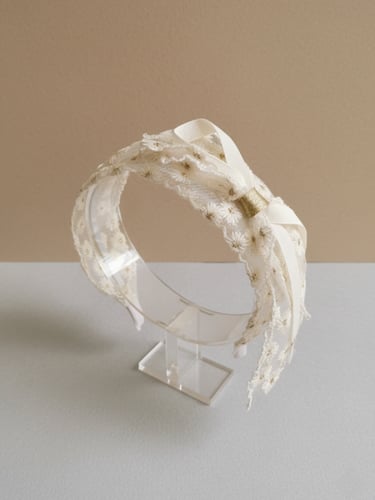 طوق يدوي الصنع بتصميم فيونكة جانبية