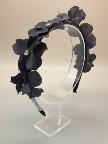 طوق شعر باللون الأسود وورود اصطناعية