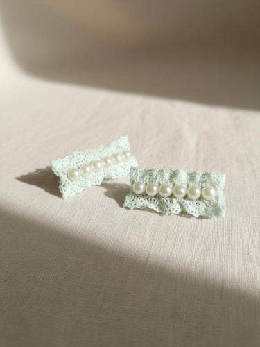 زوج من مشابك الدانتيل