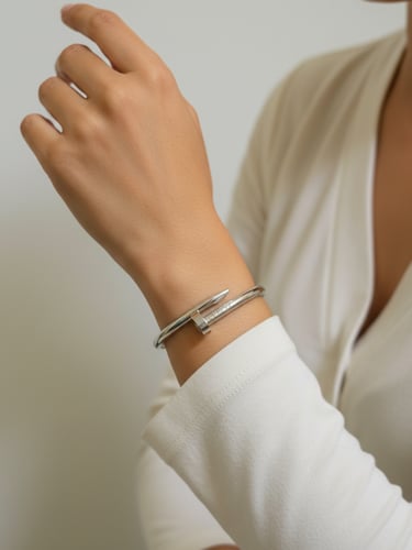 اسورة بتصميم المسمار الفضية