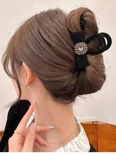 مساكة شعر مخمل بتصميم الفيونكة