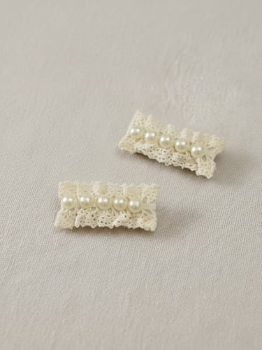 زوج من مشابك الدانتيل