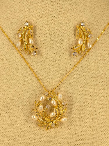 طقم نسائي بتصميم زخرفي باللؤلؤ