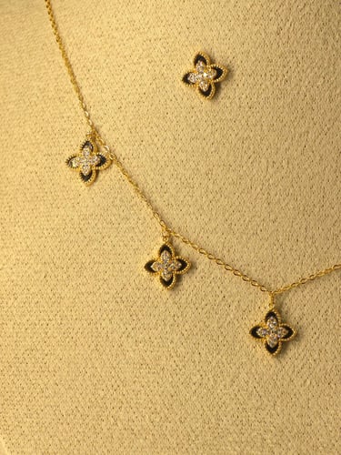 طقم نسائي بتصميم الوردة