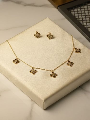 طقم نسائي بتصميم الوردة