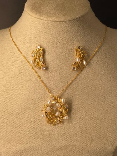 طقم نسائي بتصميم زخرفي باللؤلؤ