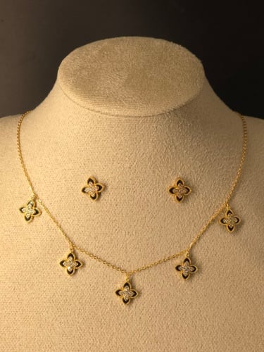 طقم نسائي بتصميم الوردة