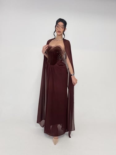 فستان بني مخمل بتصميم كورسيه مع شال شيفون
