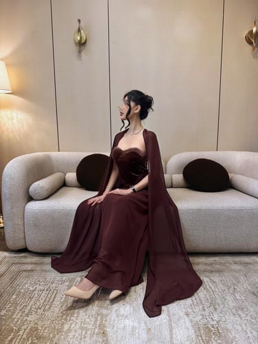 فستان بني مخمل بتصميم كورسيه مع شال شيفون