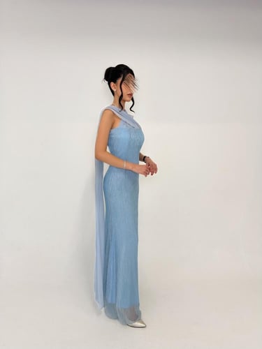 فستان سماوي مع شال شيفون