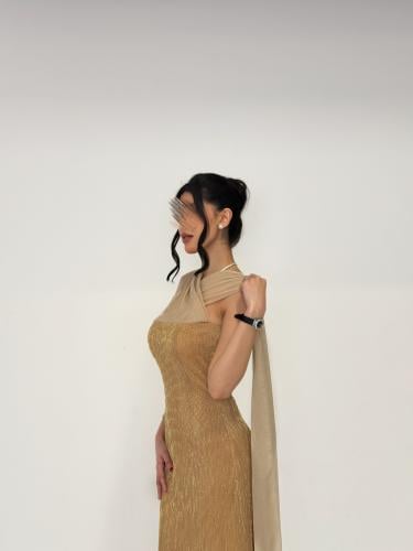 فستان ذهبي مع شال شيفون