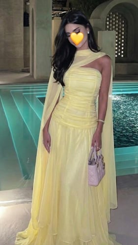 فستان أصفر مع شال