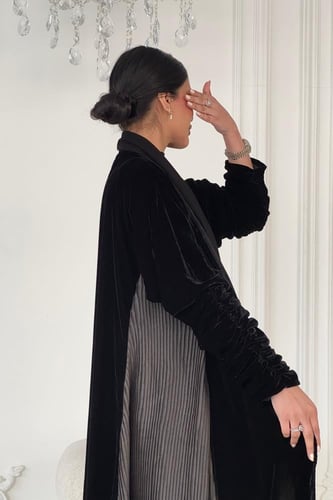 عبايه كلوش مخمل كسرات - اسود