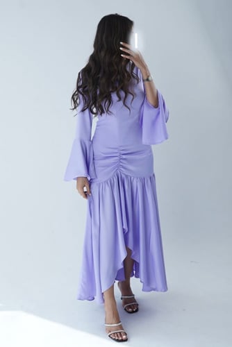 فستان بنفسجي بأكمام واسعة من الطرف