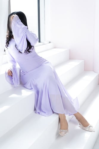 فستان شيفون مزين بكشكشة ناعمة على الأكمام