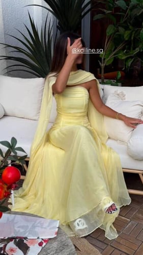 فستان أصفر مع شال