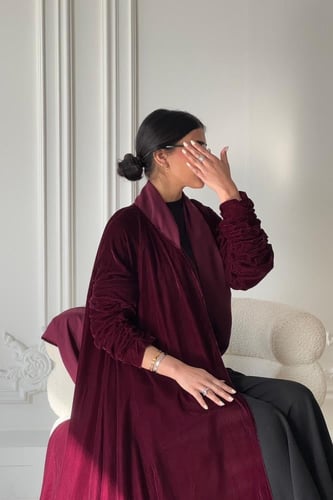 عبايه كلوش مخمل عنابي