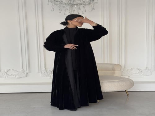 عبايه كلوش مخمل أسود