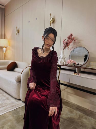 فستان برغندي مخمل مع كم طويل دانتيل