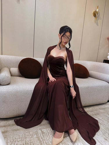 فستان بني مخمل بتصميم كورسيه مع شال شيفون