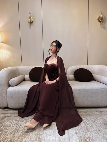 فستان بني مخمل بتصميم كورسيه مع شال شيفون