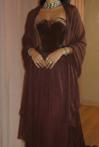 فستان بني مخمل بتصميم كورسيه مع شال شيفون