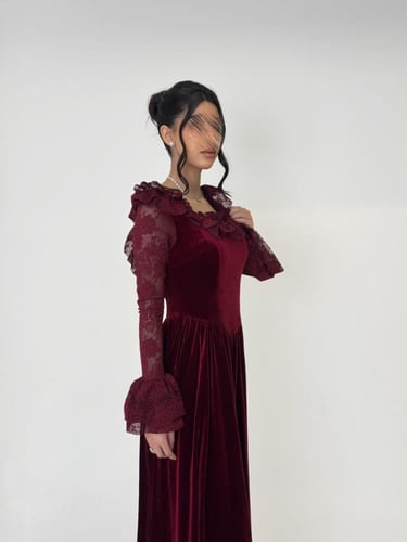 فستان برغندي مخمل مع كم طويل دانتيل