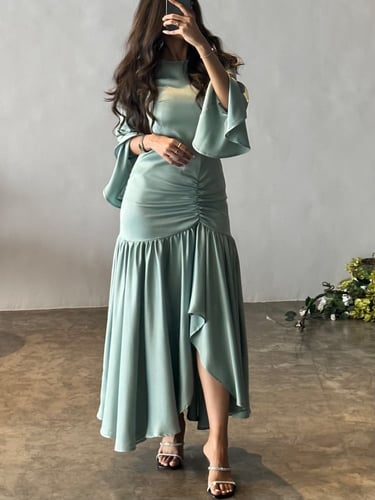 فستان تيفاني بأكمام واسعة من الطرف