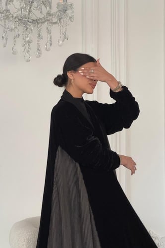 عبايه كلوش مخمل كسرات - اسود