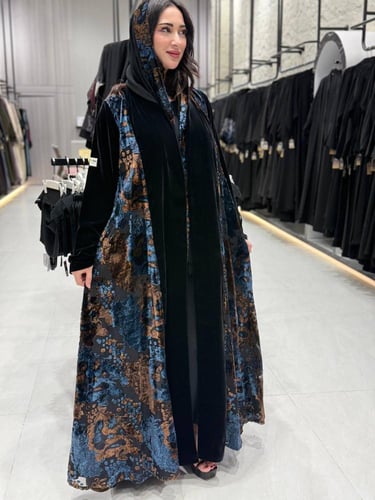 عبايه شتويه مخمل مع تدخيلات قماش مشجر بني مع سماوي