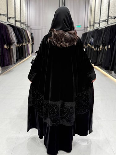 عبايه شتويه كلوش مخمل اسود مع مخمل مشجر اسود